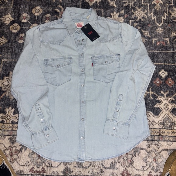 Levi's Tops - Levi's Essential Western Shirt Women Size Large Denim Standard Fit Pearl Snap